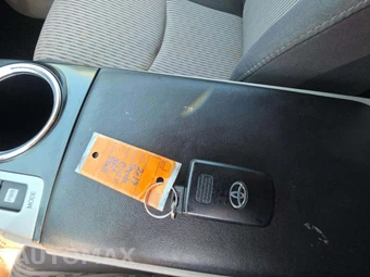 2017 Toyota Prius v Three – miniatura 8