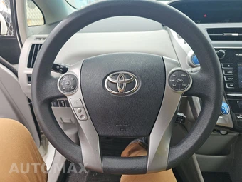2017 Toyota Prius v Two - miniatura 10