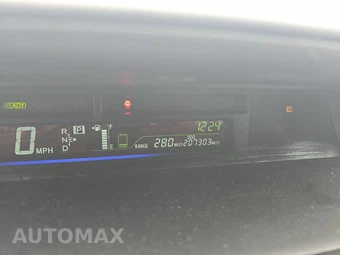 2017 Toyota Prius v Two - miniatura 12
