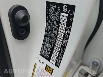 2017 Toyota Prius v Two - miniatura 13