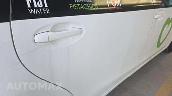 2017 Toyota Prius v Two - miniatura 19