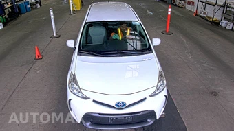 2017 Toyota Prius v Two - miniatura 2
