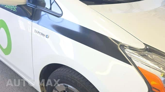 2017 Toyota Prius v Two - miniatura 22