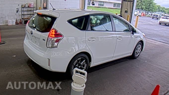 2017 Toyota Prius v Two - miniatura 4