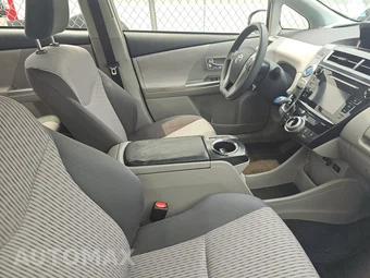 2017 Toyota Prius v Two - miniatura 8