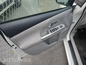 2017 Toyota Prius v Two - miniatura 9