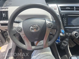 2017 Toyota Prius v Two – miniatura 10