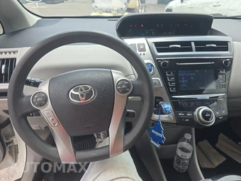 2017 Toyota Prius v Two – miniatura 11
