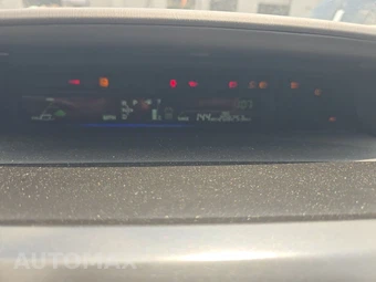 2017 Toyota Prius v Two – miniatura 12