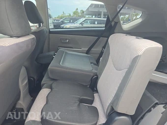2017 Toyota Prius v Two – miniatura 13