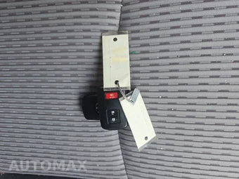 2017 Toyota Prius v Two – miniatura 14