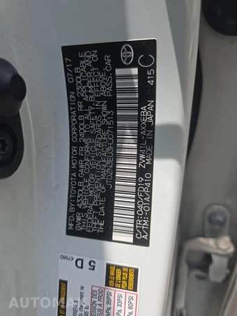 2017 Toyota Prius v Two – miniatura 15