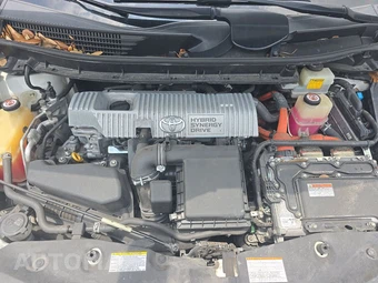 2017 Toyota Prius v Two – miniatura 16