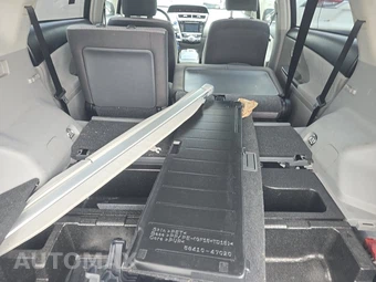 2017 Toyota Prius v Two – miniatura 17