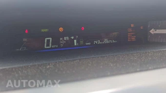 2017 Toyota Prius v Two – miniatura 24