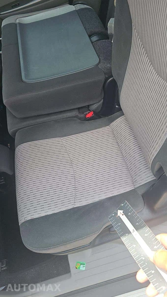 2017 Toyota Prius v Two – miniatura 25