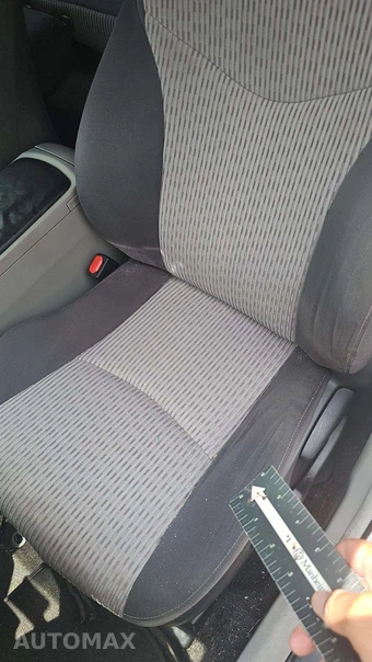 2017 Toyota Prius v Two – miniatura 30