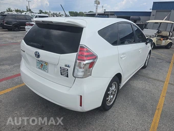 2017 Toyota Prius v Two – miniatura 4