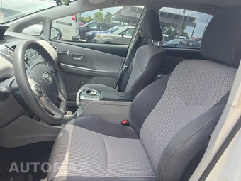 2017 Toyota Prius v Two – miniatura 7