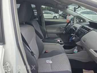2017 Toyota Prius v Two – miniatura 8