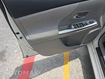 2017 Toyota Prius v Two – miniatura 9