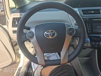 2017 Toyota Prius v Two – miniatura 10