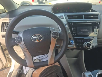 2017 Toyota Prius v Two – miniatura 11