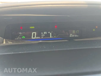 2017 Toyota Prius v Two – miniatura 12