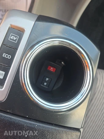 2017 Toyota Prius v Two – miniatura 14