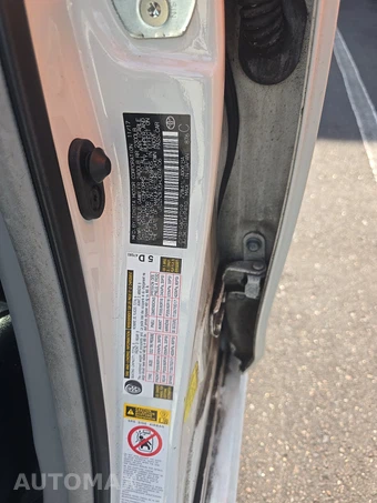 2017 Toyota Prius v Two – miniatura 15