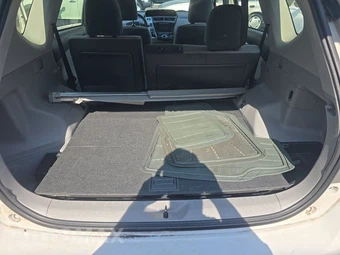 2017 Toyota Prius v Two – miniatura 17