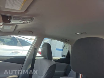 2017 Toyota Prius v Two – miniatura 19