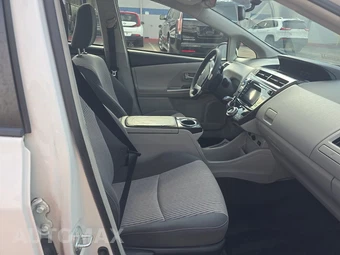 2017 Toyota Prius v Two – miniatura 8