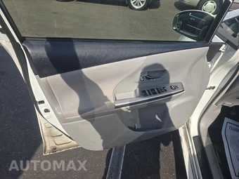 2017 Toyota Prius v Two – miniatura 9