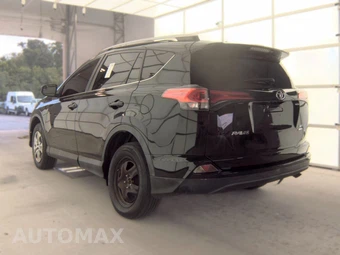 2017 Toyota RAV4 LE – miniatura 6