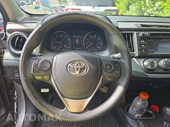 2017 Toyota RAV4 LE - miniatura 10