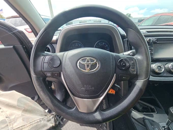 2017 Toyota RAV4 LE - miniatura 10