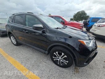 2017 Toyota RAV4 LE - miniatura 3