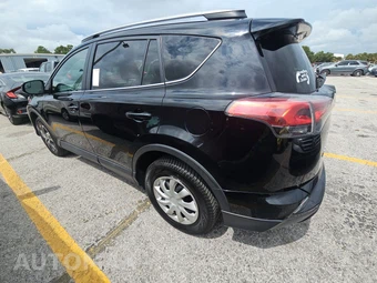 2017 Toyota RAV4 LE - miniatura 6