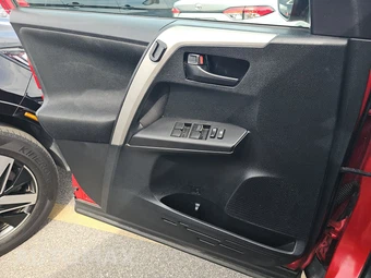 2017 Toyota RAV4 LE – miniatura 9