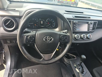2017 Toyota RAV4 LE – miniatura 10