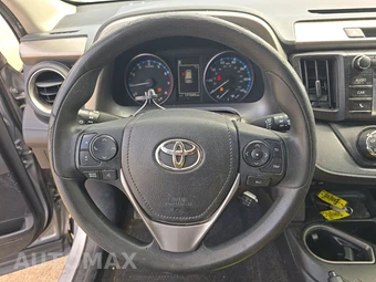 2017 Toyota RAV4 LE - miniatura 10