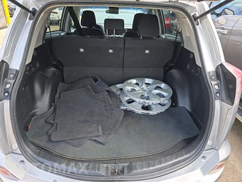 2017 Toyota RAV4 LE - miniatura 16