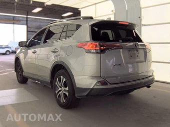 2017 Toyota RAV4 LE - miniatura 6