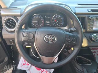 2017 Toyota RAV4 LE - miniatura 10