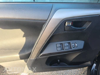 2017 Toyota RAV4 LE - miniatura 9