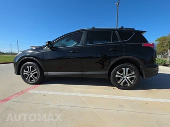2017 Toyota RAV4 LE – miniatura 3