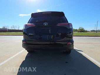 2017 Toyota RAV4 LE – miniatura 4