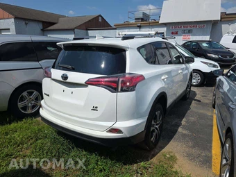 2017 Toyota RAV4 LE – miniatura 3