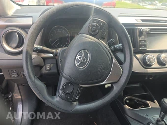 2017 Toyota RAV4 LE - miniatura 10
